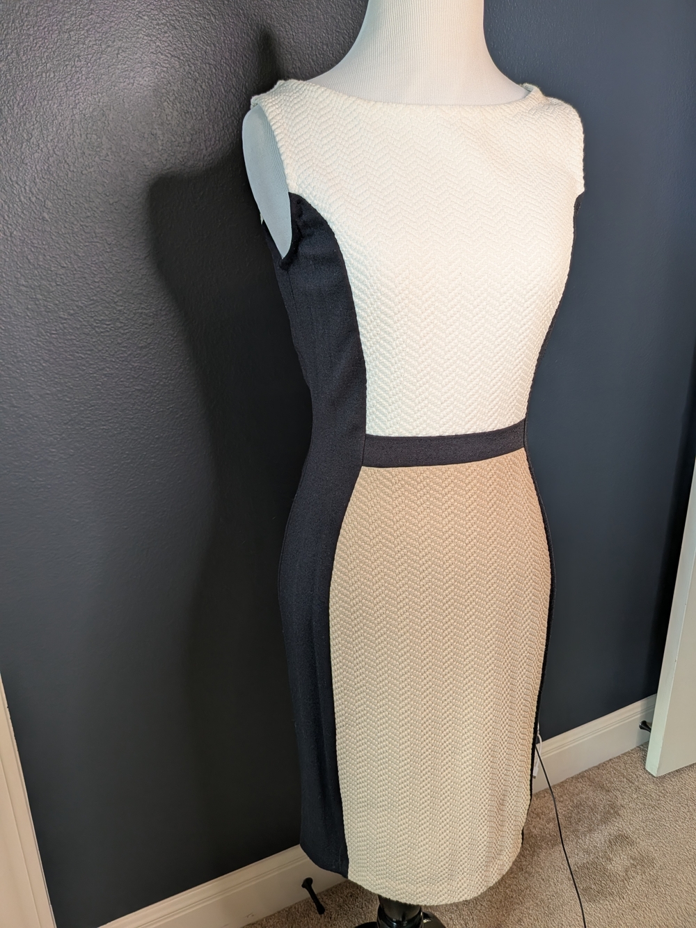 Chic Colorblock Sheath Dress in Cream, Black & Tan